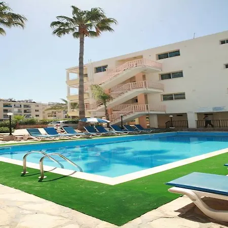 מלון דירות New York Plaza פאפוס